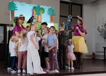 O zi de poveste pentru copiii din Prăjeni, la Căminul Cultural