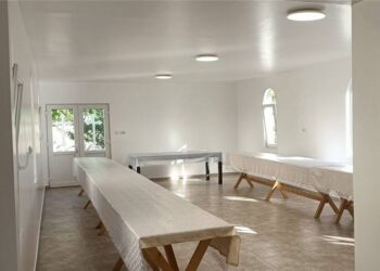 Casa Socială din Borzești, tot mai aproape de finalizare. Comunitatea continuă lucrările la clădirea parohială