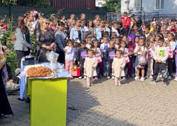 Noul an școlar a început cu rugăciune și binecuvântare la unitatea de învățământ din Parohia Izvorul Tămăduirii Botoșani