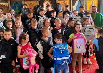 „Ghiozdanul Bucuriei” a ajuns la copiii din Santa Mare Daruri de la o parohie din Austria