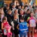 „Ghiozdanul Bucuriei” a ajuns la copiii din Santa Mare Daruri de la o parohie din Austria