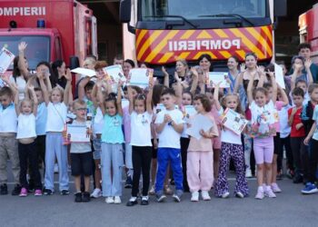 Elevii de la Școala Gimnazială Nr. 11 din Botoșani s-au întâlnit cu pompierii