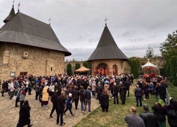 Mii de credincioși au parcurs „Drumul Crucii” la Mănăstirea Hadâmbu