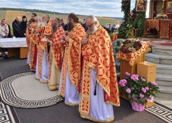 Bucurie duhovnicească la hramul Mănăstirii Lebăda. Credincioși din Botoșani, în rugăciune de Înălțarea Sfintei Cruci