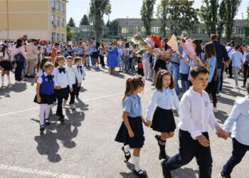 Aproape 2,9 milioane de copii și elevi încep școala. România are mai puține școli cu personalitate juridică