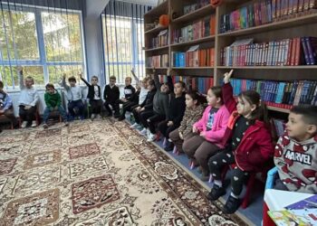 „Ora de lectură” – o călătorie în lumea cărților, alături de micii elevi din Săveni