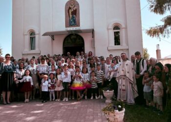 Proscomidia, săvârșită în mijlocul credincioșilor, la o parohie din Flămânzi