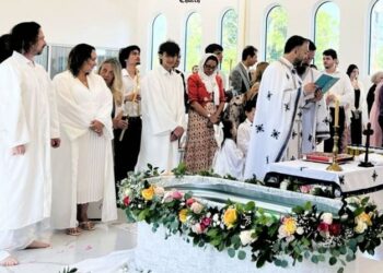 10 membri ai unei familii din Texas au primit Botezul Ortodox într-o parohie românească din Austin, SUA
