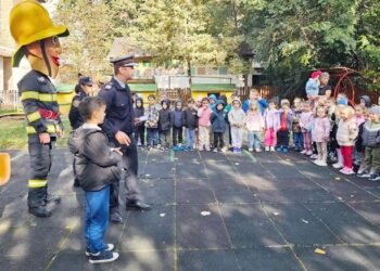 Pompierii botoșăneni s-au întâlnit s-au întâlnit cu micuții de la Grădinița nr. 6