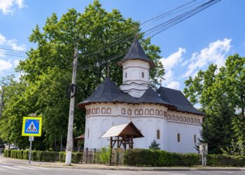 Hram la o biserică din Botoșani. Credincioșii se vor putea închina la moaștele Sfântului Ierarh Nectarie
