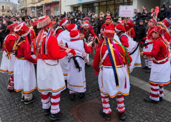Bucecea, invitată să ducă mai departe tradiția căluților la Festivalul de Datini și Obiceiuri de Iarnă de la Botoșani