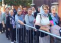 Mii de pelerini la Iași, la racla Sfintei Parascheva. Așteptarea a ajuns la șapte ore, iar în weekend ar putea dura până la 20 de ore