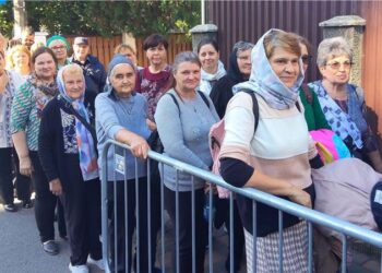 Mii de pelerini la Iași, la racla Sfintei Parascheva. Așteptarea a ajuns la șapte ore, iar în weekend ar putea dura până la 20 de ore